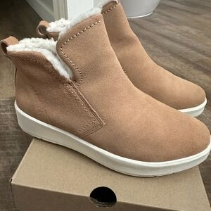 Clarks Women's Light Brown Suede Winter Boots